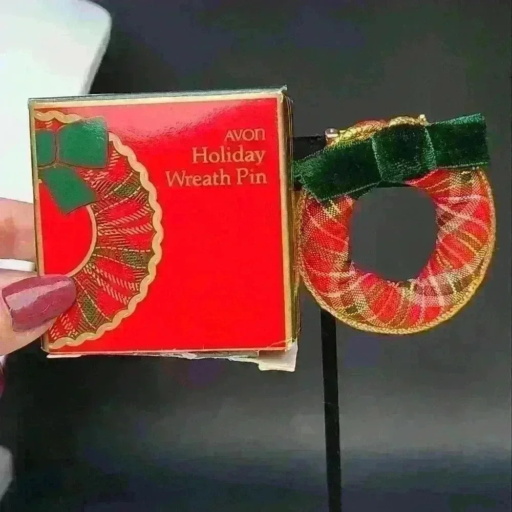 Avon vintage Christmas holiday wreath pin